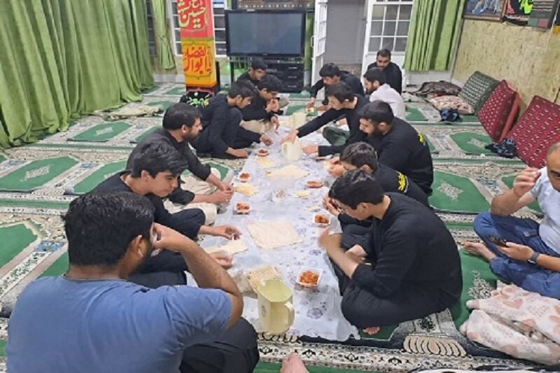 پذیرایی موکب کرمانشاه از طلاب تهرانی بازگشته از زیارت اربعین+ تصاویر