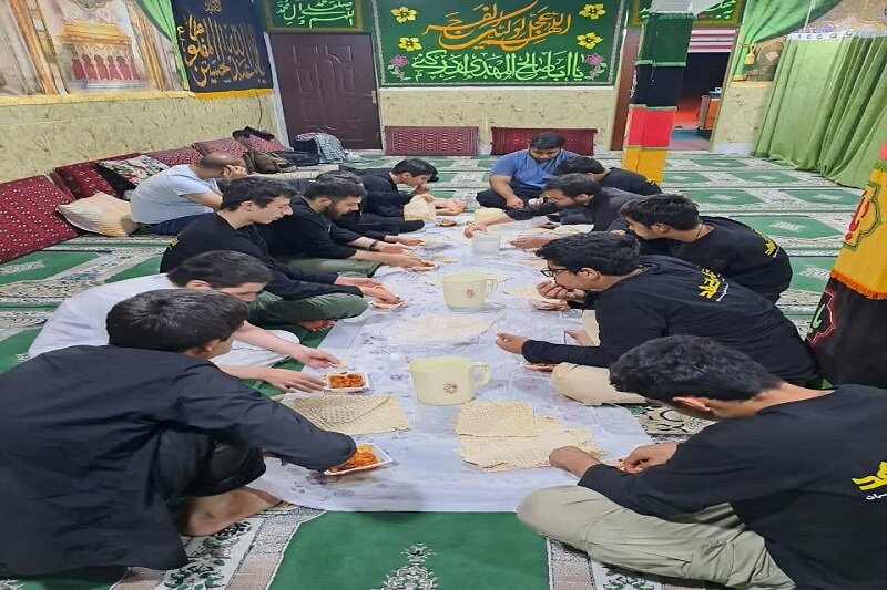 پذیرایی موکب کرمانشاه از طلاب تهرانی بازگشته از زیارت اربعین+ تصاویر