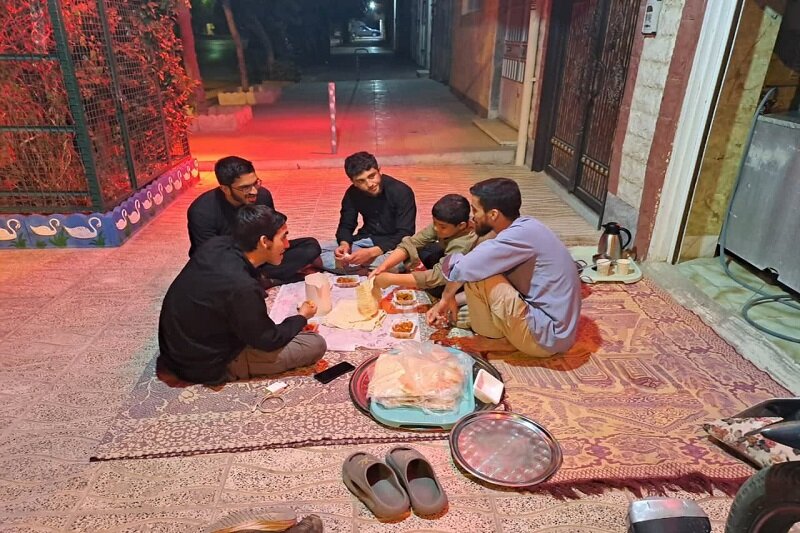 پذیرایی موکب کرمانشاه از طلاب تهرانی بازگشته از زیارت اربعین+ تصاویر