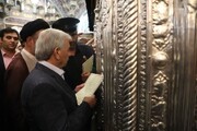Waziri wa Kilimo wa Pakistan, amepata bahati ya kuzuru haramu ya Bibi Fatima Masuma (a.s), iliyopo Qum Iran
