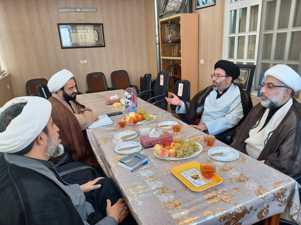 تصاویر/ نشست مسئول آموزش غیرحضوری حوزه‌های علمیه کشور با مدیر و معاون حوزه علمیه منطقه کاشان