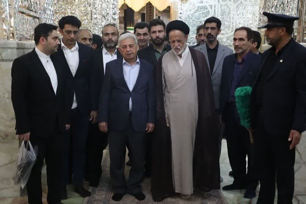 Waziri wa Kilimo wa Pakistan, amepata bahati ya kuzuru haramu ya Bibi Fatima Masuma (a.s), iliyopo Qum Iran