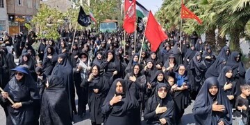 تصاویر/ حضور کادر مدرسه علمیه فاطمه الزهرا ساوه در حرکت کاروان عزاداری در روز ۲۸ صفر