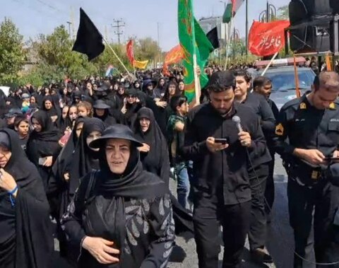 تصاویر/حضور کادر مدرسه علمیه فاطمه الزهرا ساوه در حرکت کاروان عزاداری در روز رحلت رسول اکرم(ص)