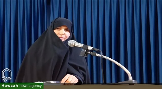 حضور میدانی طلاب خواهر در مسیرها و مراکز اسکان مشهد، پیام مقاومت و امید را به زائران می‌رساند