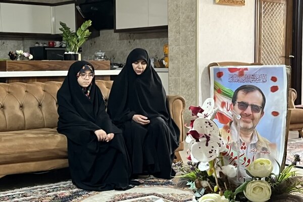 تجلیل مجمع خیرین سلامت استان قم از خانواده شهید شیروانی