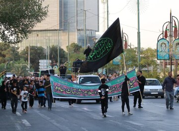 تصاویر/ حرکت کاروان عزاداری همزمان با رحلت رسول اکرم (ص)و شهادت امام حسن مجتبی (ع)در ساوه