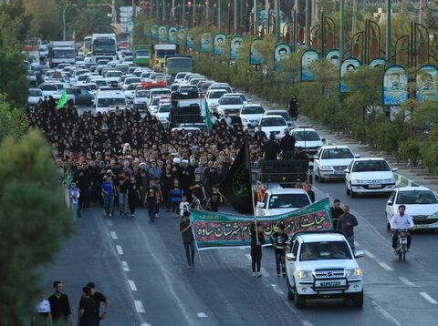 تصاویر/حرکت کاروان عزاداری روز رحلت رسول اکرم (ص)و شهادت امام حسن مجتبی (ع)در ساوه