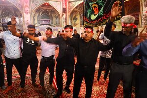 تصاویر/  عزاداری‌ هرمزگانی‌ها در حرم رضوی