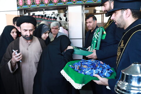 بدرقه زائران مشهدالرضا(ع) توسط خادمان حرم حضرت معصومه(س)