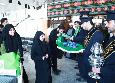 بدرقه زائران مشهدالرضا(ع) توسط خادمان حرم حضرت معصومه(س)