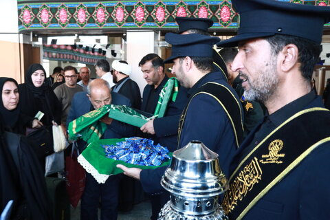 بدرقه زائران مشهدالرضا(ع) توسط خادمان حرم حضرت معصومه(س)