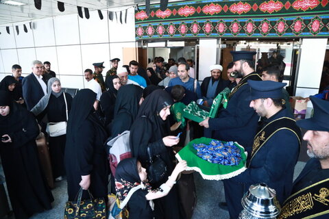 بدرقه زائران مشهدالرضا(ع) توسط خادمان حرم حضرت معصومه(س)