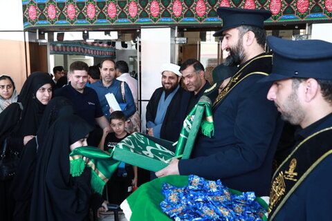 بدرقه زائران مشهدالرضا(ع) توسط خادمان حرم حضرت معصومه(س)