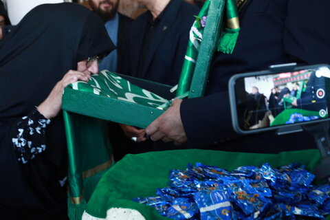 بدرقه زائران مشهدالرضا(ع) توسط خادمان حرم حضرت معصومه(س)