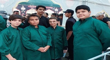 شور نوجوانانه در خدمت رضوی/ فرزندان کارکنان حوزه علمیه خراسان پذیرای زائران شدند