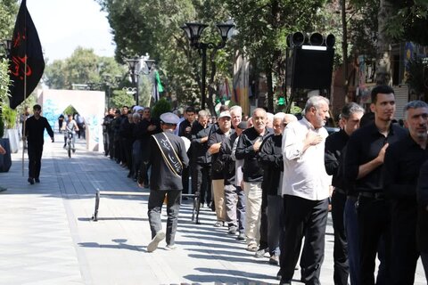 تصاویر/ عزاداری خیابانی مردم خوی در سوگ شهادت امام رضا (ع)