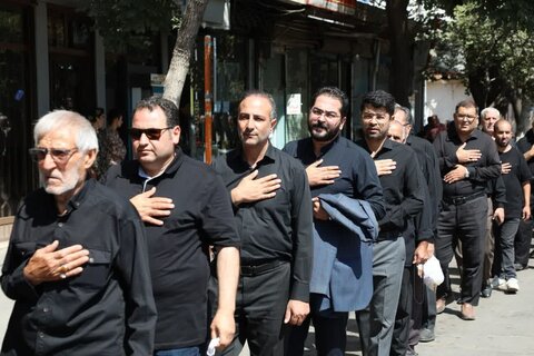 تصاویر/ عزاداری خیابانی مردم خوی در سوگ شهادت امام رضا (ع)