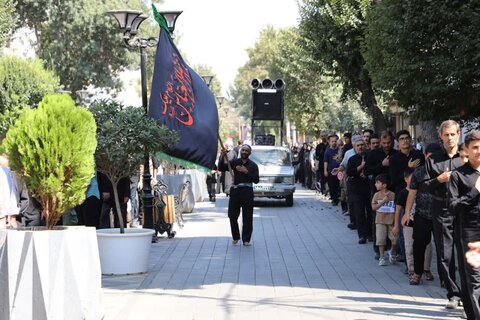 تصاویر/ عزاداری خیابانی مردم خوی در سوگ شهادت امام رضا (ع)