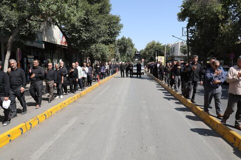 تصاویر/ عزاداری خیابانی مردم خوی در سوگ شهادت امام رضا (ع)