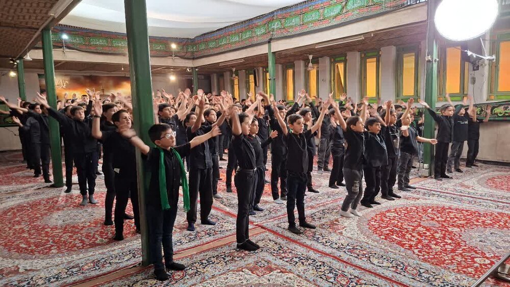 فیلم| نوحه خوانی نوجوانان اشکذری در وصف سفر یزدی ها به مشهد