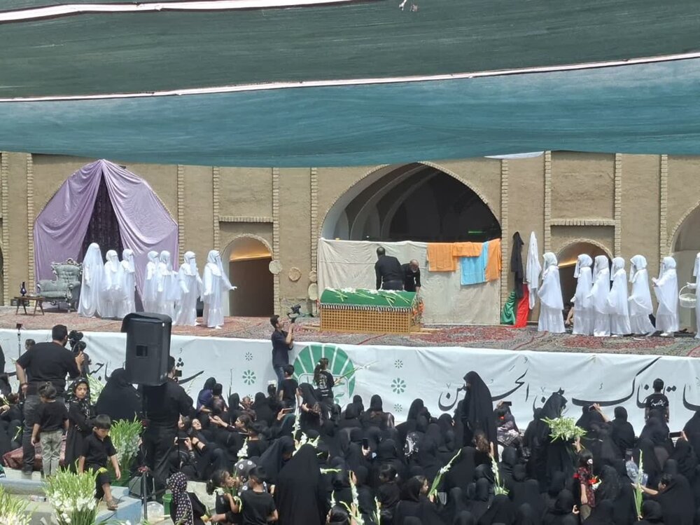 آیین با شکوه سنتی، مذهبی گلباران خورشید دریزدل آران و بیدگل برگزار شد