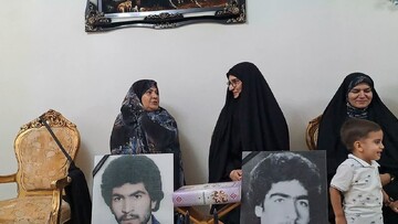 تصاویر/ دیدار جمعی از بانوان طلبه با خانواده‌ی شهید احمدعلی فتحی در اراک