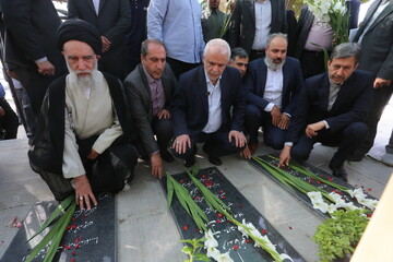 تصاویر / تجدید میثاق رئیس بنیاد شهید با شهدا در اصفهان