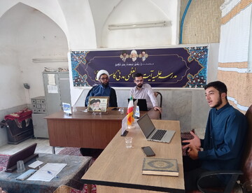 تصاویر/ جلسه دفاعیه تحقیق پایانی طلبه مدرسه علمیه آیت‌الله مدنی کاشانی(ره)