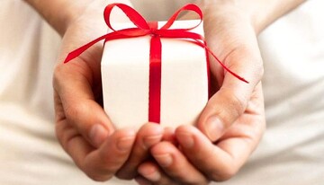 حکم استفاده از هدیه‌ خریداری شده با پول حرام