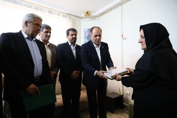 حضور وزیر جهاد کشاورزی در منزل شهید بهاره لطفی+عکس