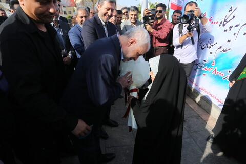 تصاویر / تجدید میثاق رئیس بنیاد شهید با شهدا در اصفهان