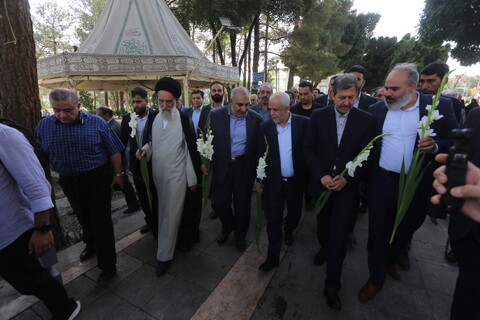 تصاویر / تجدید میثاق رئیس بنیاد شهید با شهدا در اصفهان