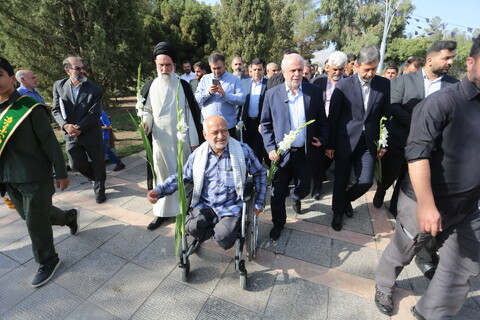 تصاویر / تجدید میثاق رئیس بنیاد شهید با شهدا در اصفهان