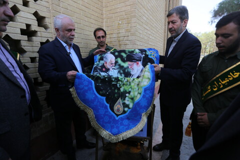 تصاویر / تجدید میثاق رئیس بنیاد شهید با شهدا در اصفهان