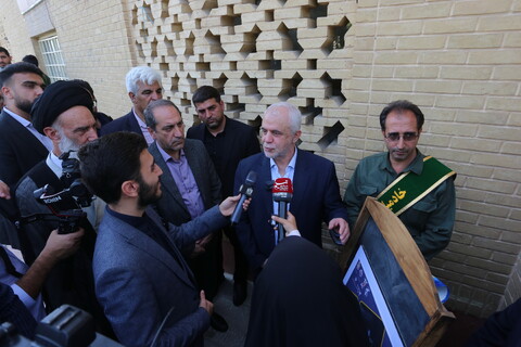 تصاویر / تجدید میثاق رئیس بنیاد شهید با شهدا در اصفهان