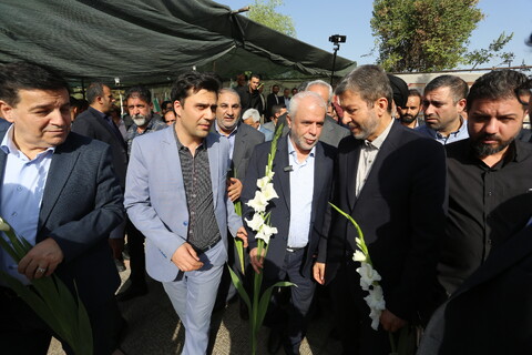 تصاویر / تجدید میثاق رئیس بنیاد شهید با شهدا در اصفهان
