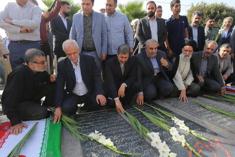 تصاویر / تجدید میثاق رئیس بنیاد شهید با شهدا در اصفهان