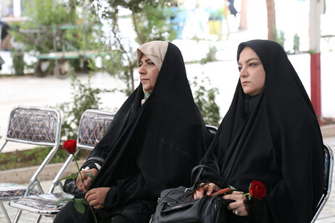 تصاویر/ آیین غبارروبی مزار و تجدید پیمان خبرنگاران و اهالی رسانه استان قم با شهدای گرانقدر