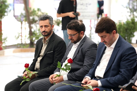 تصاویر/ آیین غبارروبی مزار و تجدید پیمان خبرنگاران و اهالی رسانه استان قم با شهدای گرانقدر