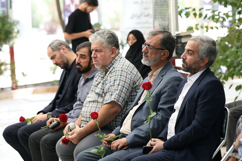 تصاویر/ آیین غبارروبی مزار و تجدید پیمان خبرنگاران و اهالی رسانه استان قم با شهدای گرانقدر