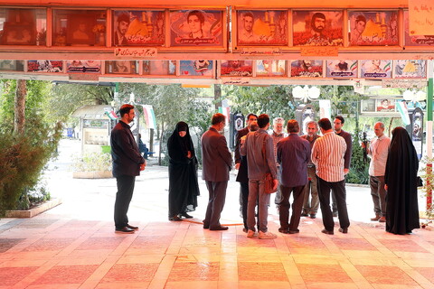 تصاویر/ آیین غبارروبی مزار و تجدید پیمان خبرنگاران و اهالی رسانه استان قم با شهدای گرانقدر