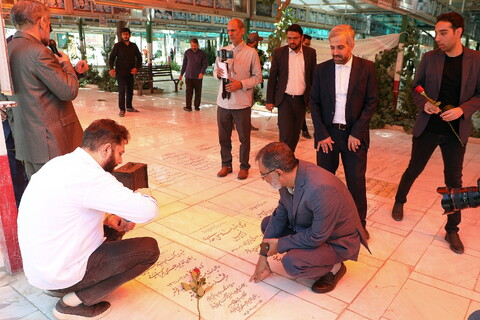 تصاویر/ آیین غبارروبی مزار و تجدید پیمان خبرنگاران و اهالی رسانه استان قم با شهدای گرانقدر