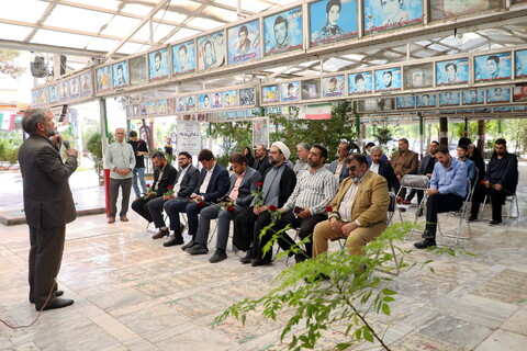 تصاویر/ آیین غبارروبی مزار و تجدید پیمان خبرنگاران و اهالی رسانه استان قم با شهدای گرانقدر