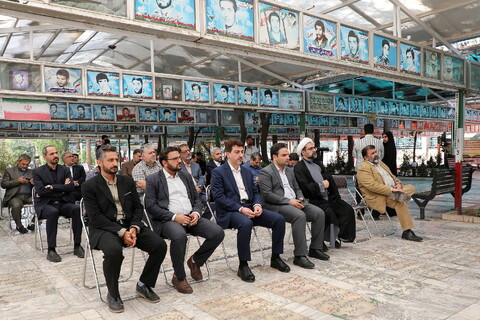 تصاویر/ آیین غبارروبی مزار و تجدید پیمان خبرنگاران و اهالی رسانه استان قم با شهدای گرانقدر