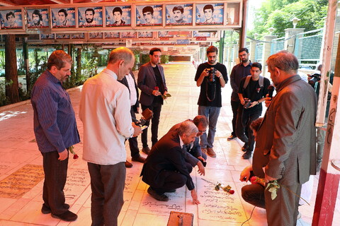 تصاویر/ آیین غبارروبی مزار و تجدید پیمان خبرنگاران و اهالی رسانه استان قم با شهدای گرانقدر