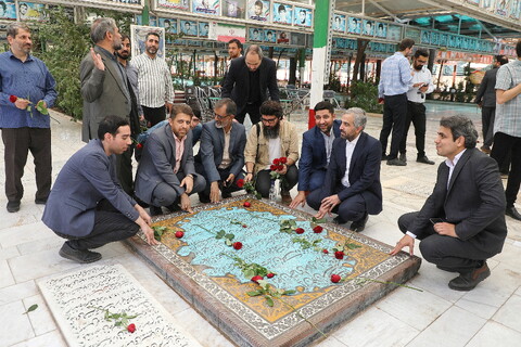 تصاویر/ آیین غبارروبی مزار و تجدید پیمان خبرنگاران و اهالی رسانه استان قم با شهدای گرانقدر