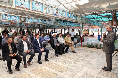 تصاویر/ آیین غبارروبی مزار و تجدید پیمان خبرنگاران و اهالی رسانه استان قم با شهدای گرانقدر