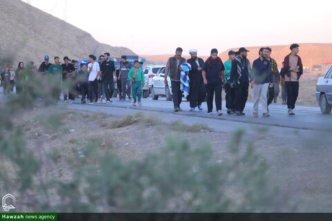 Photos/Pèlerins marchant vers le sanctuaire de l'Imam Reza (AS)