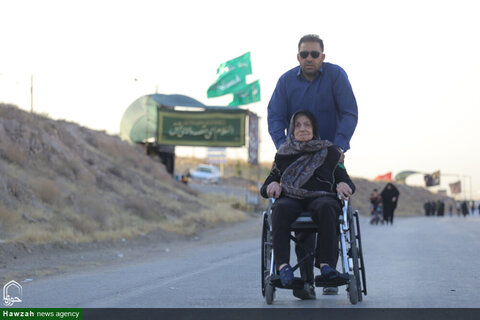 Photos/Pèlerins marchant vers le sanctuaire de l'Imam Reza (AS)